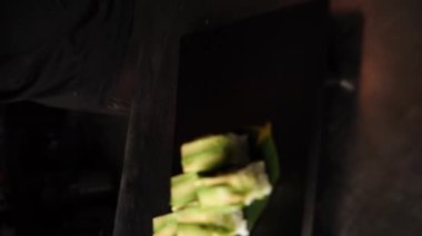 Suşi adam suşi hazırlıyor. Ellerinizi yakın tutun. Suşi ve ekmek hazırlama kavramı. Dikey video