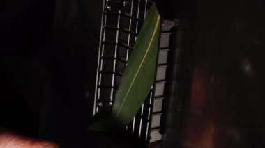 Suşi adam suşi hazırlıyor. Ellerinizi yakın tutun. Suşi ve ekmek hazırlama kavramı. Dikey video