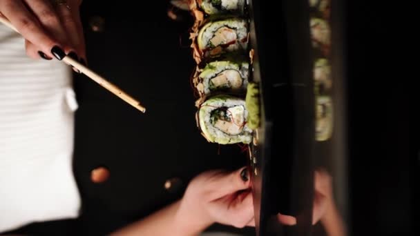 寿司人准备寿司 握紧手 准备寿司和面包卷的概念 垂直录像 — 图库视频影像