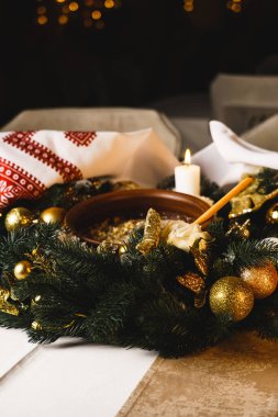 Kutia Noel masasında. Kutia hazırlığı. Noel konsepti. Şenlikli Noel yemeği. Ukrayna mutfağı