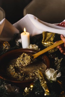 Kutia Noel masasında. Kutia hazırlığı. Noel konsepti. Şenlikli Noel yemeği. Ukrayna mutfağı