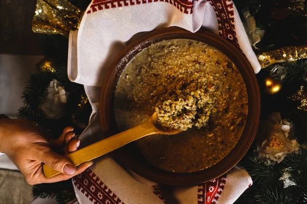 Kutia Noel masasında. Kutia hazırlığı. Noel konsepti. Şenlikli Noel yemeği. Ukrayna mutfağı