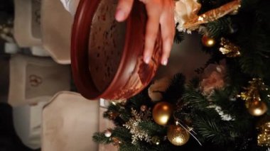 Kutia Noel masasında. Kutia hazırlığı. Noel konsepti. Şenlikli Noel yemeği. Ukraynaca .Dikey video