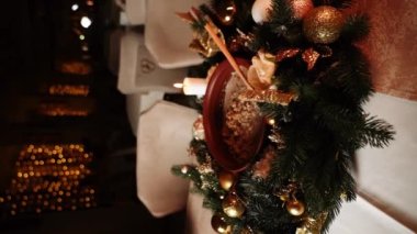 Kutia Noel masasında. Kutia hazırlığı. Noel konsepti. Şenlikli Noel yemeği. Ukraynaca .Dikey video