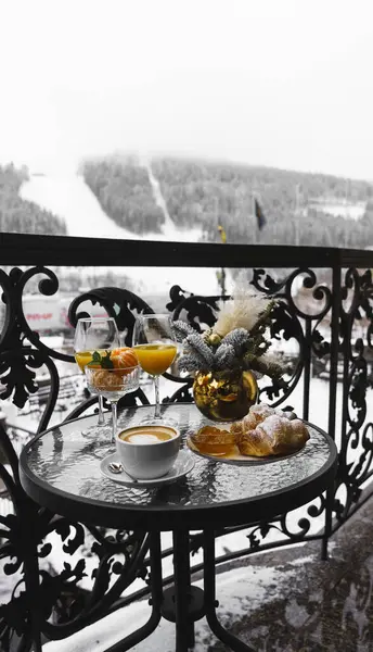 Neujahrsfrühstück Auf Dem Hotelbalkon Den Bergen Kaffee Mit Croissant Saft — Stockfoto