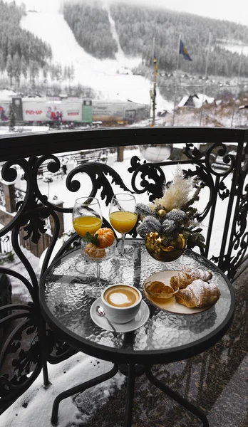 Neujahrsfrühstück Auf Dem Hotelbalkon Den Bergen Kaffee Mit Croissant Saft — Stockfoto