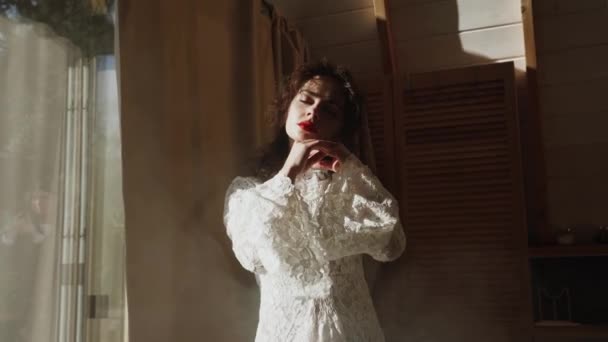 Modell Bröllopsklänning Poserar Ett Rum Med Rök Och Solljus Koncept — Stockvideo