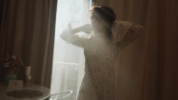 Модна Модель Весільній Сукні Позує Кімнаті Димом Сонячним Світлом Концепція — стокове відео