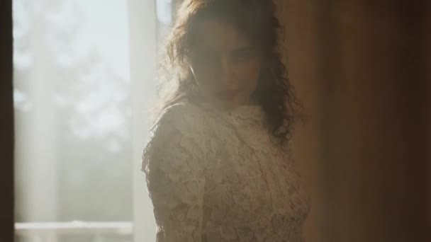 Modelka Sukni Ślubnej Pozuje Pokoju Dymem Światłem Słonecznym Koncepcja Modnej — Wideo stockowe