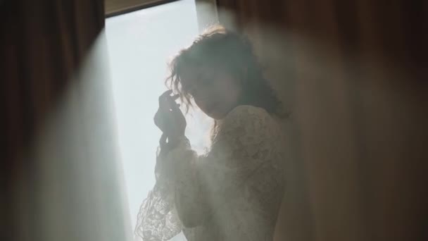 Модна Модель Весільній Сукні Позує Кімнаті Димом Сонячним Світлом Концепція — стокове відео