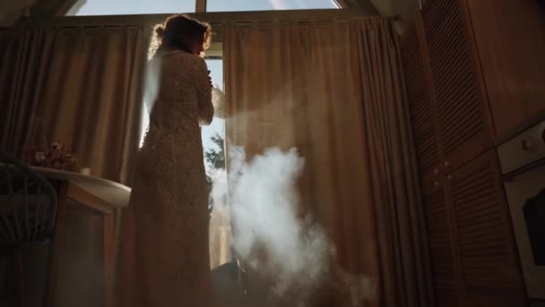 Modelka Sukni Ślubnej Pozuje Pokoju Dymem Światłem Słonecznym Koncepcja Modnej — Wideo stockowe