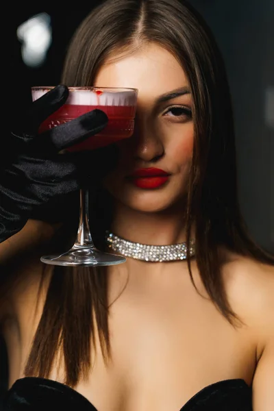Сексуальна Жінка Чорній Сукні Рукавичками Червоними Губами Тримає Коктейль Стокове Фото