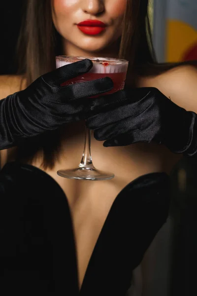 Сексуальна Жінка Чорній Сукні Рукавичками Червоними Губами Тримає Коктейль Ліцензійні Стокові Зображення