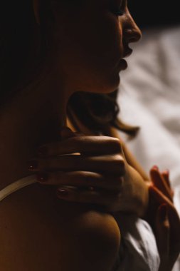 Güzel bir kadın otel odasında uyanıyor ve resepsiyonu arıyor. Otel tatil konsepti