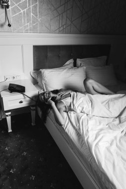 Güzel bir kadın otel odasında uyanıyor ve resepsiyonu arıyor. Otel tatil konsepti