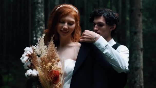 Nevěsta Rudými Vlasy Pózuje Ženichem Borovém Lese Pohádkový Svatební Pár — Stock video