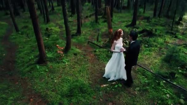 Наречена Рудим Волоссям Позує Нареченим Сосновому Лісі Казкова Весільна Пара — стокове відео