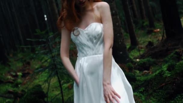 머리를 신부는 소나무 숲에서 신랑과 결혼식 결혼식 — 비디오
