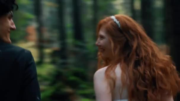 Невеста Рыжими Волосами Позирует Женихом Сосновом Лесу Сказочная Свадебная Пара — стоковое видео