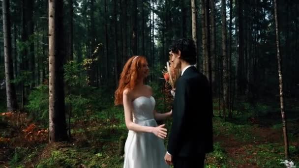 Nevěsta Rudými Vlasy Pózuje Ženichem Borovém Lese Pohádkový Svatební Pár — Stock video