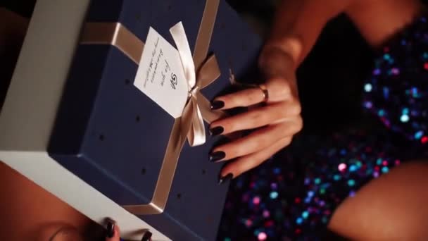 Красуня Блискучій Сукні Позує Біля Новорічної Ялинки Шампанське Дивиться Подарунки — стокове відео