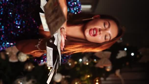 아름다운 여자는 선물을 받는다 여자는 크리스마스 비디오 — 비디오