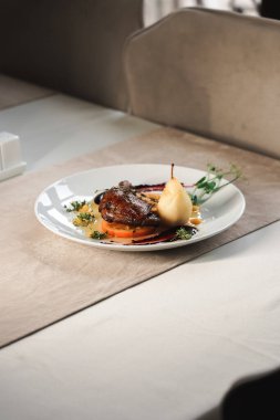 Armutla pişirilmiş kızarmış tavuk budu. Yemek kavramı yanıyor.