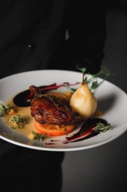 Armutla pişirilmiş kızarmış tavuk budu. Yemek kavramı yanıyor.