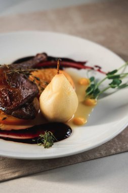 Armutla pişirilmiş kızarmış tavuk budu. Yemek kavramı yanıyor.