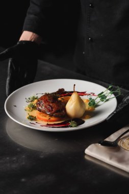 Armutla pişirilmiş kızarmış tavuk budu. Yemek kavramı yanıyor.