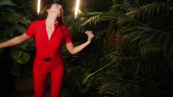 Aranyos Egy Piros Ruha Táncol Egy Trópusi Kertben Dance Koncepció — Stock videók
