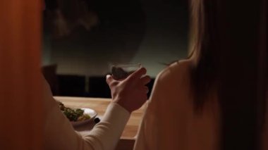 Aşık genç bir çift kokteyl içer ve bir kafede pizza yer. Yaşam tarzı konsepti 4k