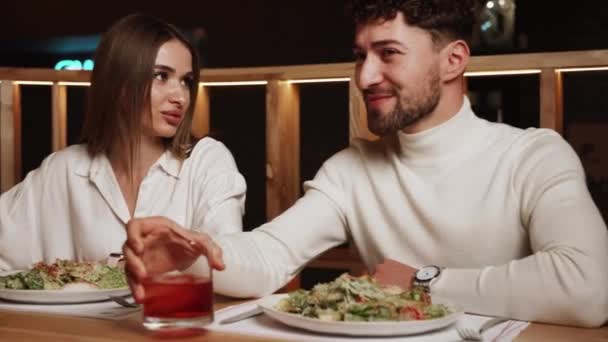 Jeune Couple Amoureux Boit Des Cocktails Mange Pizza Dans Café — Video