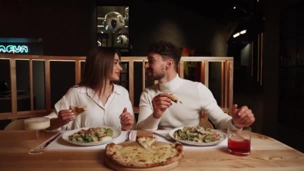 Młoda Para Miłości Pije Koktajle Pizzę Kawiarni Koncepcja Stylu Życia — Wideo stockowe