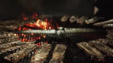 Kaburgalar ateşte kavrulmuş. BBQ konsepti 4k
