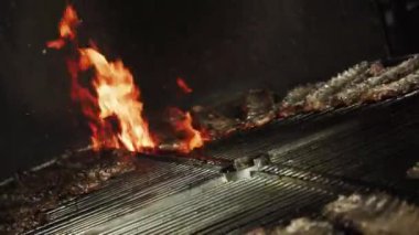 Kaburgalar ateşte kavrulmuş. BBQ konsepti 4k