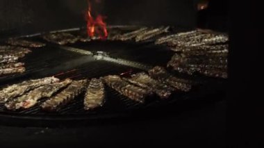 Kaburgalar ateşte kavrulmuş. BBQ konsepti 4k