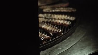Kaburgalar ateşte kavrulmuş. BBQ konsepti 4k
