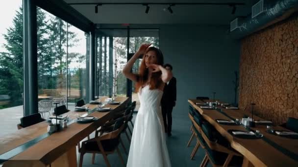 Pohádkový Svatební Pár Pózující Stylovém Domě Panoramatickými Okny Výhledem Hory — Stock video