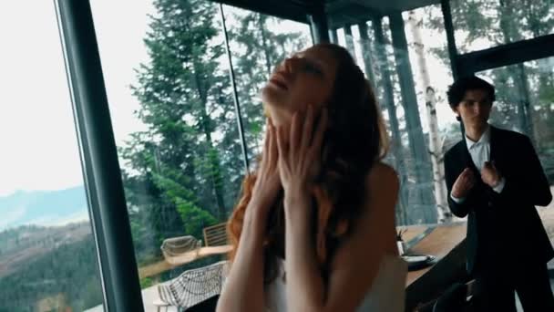 Märchenhaftes Hochzeitspaar Posiert Einem Stilvollen Haus Mit Panoramafenstern Und Bergblick — Stockvideo
