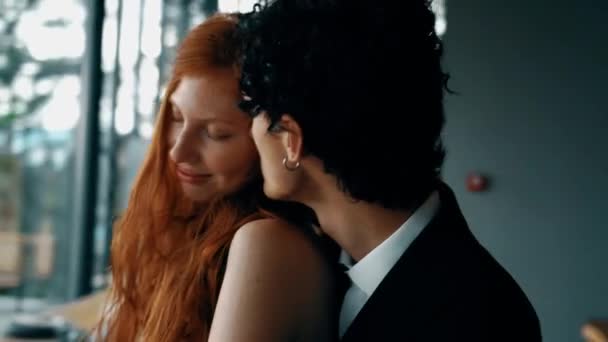 童话般的新婚夫妇在一间有着全景窗户和山景的时髦房子里摆姿势 红头发的新娘和新郎摆姿势 结婚的概念 — 图库视频影像