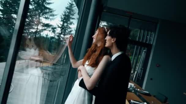 Сказочная Свадебная Пара Позирует Стильном Доме Панорамными Окнами Видом Горы — стоковое видео
