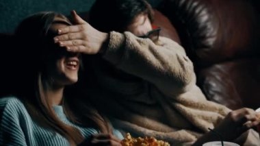 Aşık bir çift. Bir adam ve bir kız patlamış mısır yer ve sinemada 3 boyutlu gözlük kullanarak film izlerler. Sinemada film gösterimi kavramı