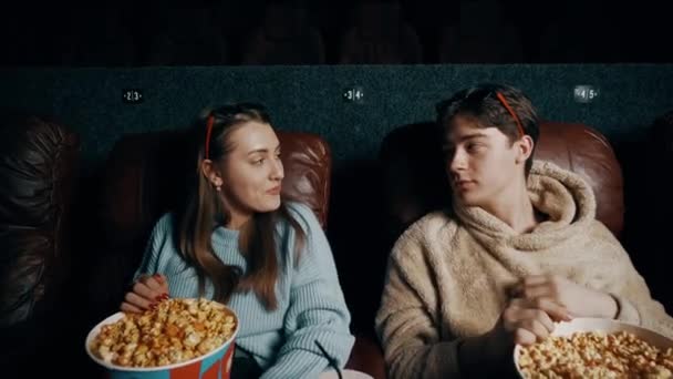 Verliefd Stel Een Jongen Een Meisje Eten Popcorn Kijken Naar — Stockvideo