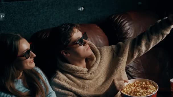 Para Zakochanych Facet Dziewczyna Jedzą Popcorn Oglądają Film Kinie Używając — Wideo stockowe