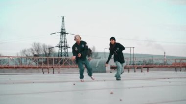 Modern dans eden erkek ve kadın dansçılar. Dans ve hareket kavramı