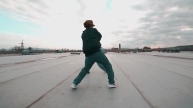 Modern dans eden erkek ve kadın dansçılar. Dans ve hareket kavramı