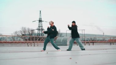 Modern dans eden erkek ve kadın dansçılar. Dans ve hareket kavramı