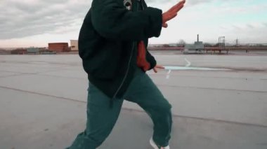 Modern dans eden erkek ve kadın dansçılar. Dans ve hareket kavramı