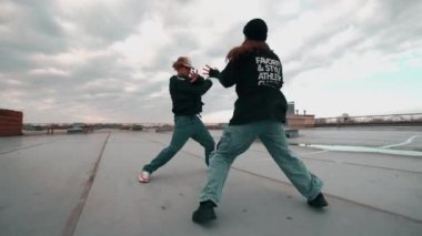 Modern dans eden erkek ve kadın dansçılar. Dans ve hareket kavramı